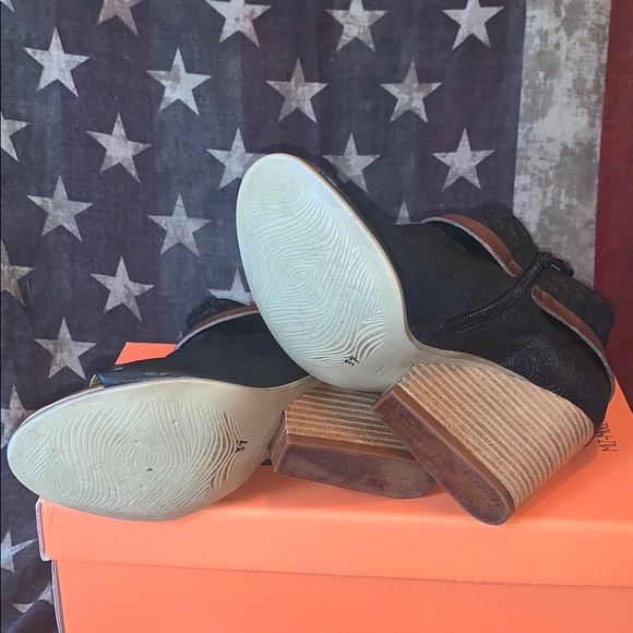 🖤Miz Mooz Black Tooled  Leather Wedge Booties🖤 - Picture 7 of 8